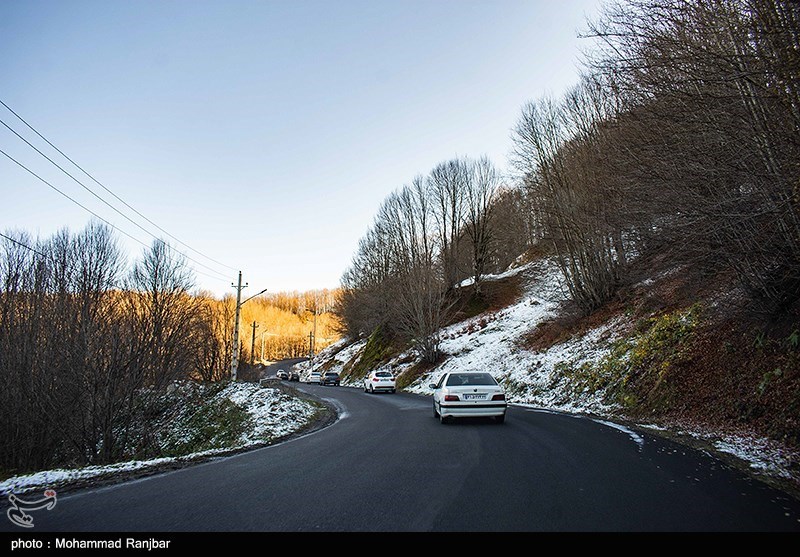 تردد روان در محورهای شمالی/ بارش برف در جاده‌های آذربایجان غربی