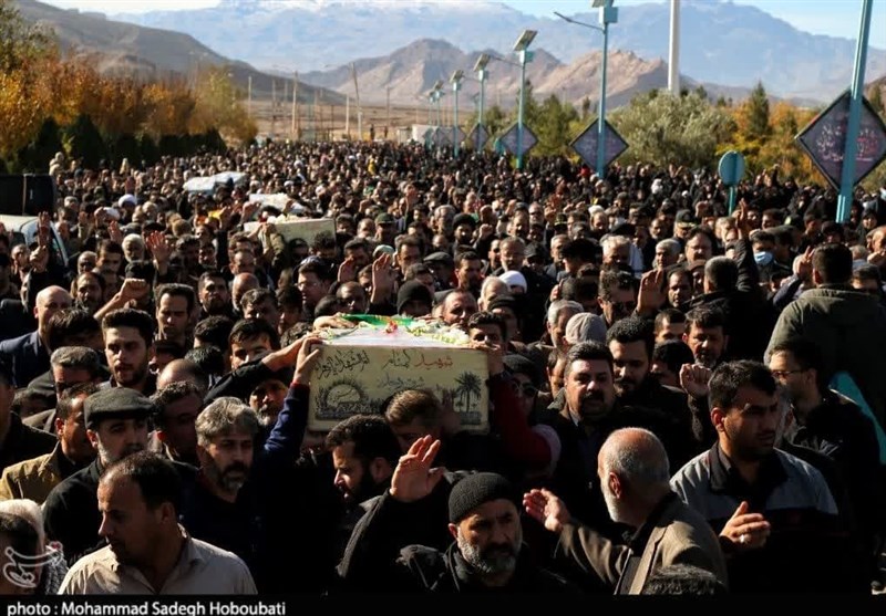تشییع باشکوه 5 شهید گمنام در یزد/ مردم شهدای خوشنام را در آغوش گرفتند + فیلم و تصاویر