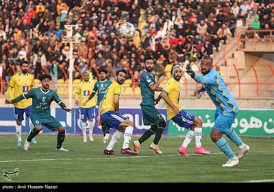دیدار تیم های فوتبال شمس آذر قزوین و صنعت نفت آبادان