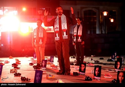 اجرای گروه سرود در پرفورمنس چیدمانی علیه فراموشی، پیشکشى به ارواحِ کودکانِ شهید در غزه