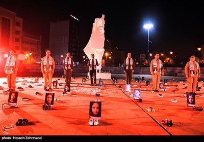 اجرای گروه سرود در پرفورمنس چیدمانی علیه فراموشی، پیشکشى به ارواحِ کودکانِ شهید در غزه