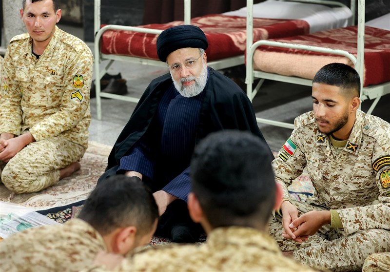 رئیس‌جمهور شب یلدا در کنار سربازان حضور یافت