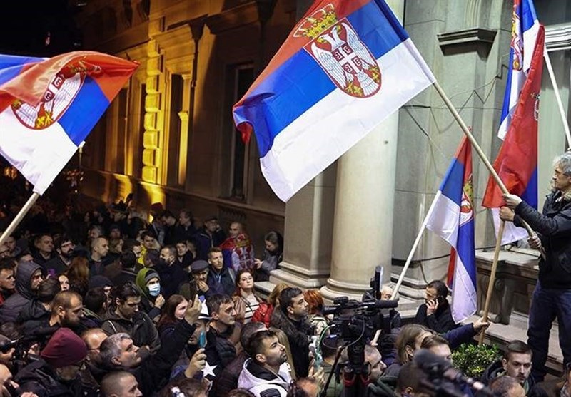 آیا خطر گام برداشتن صربستان به سمت &quot;انقلاب رنگی&quot; واقعی است؟