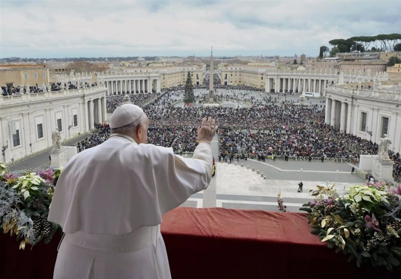 Pope Francis Urges Global Peace, Criticizes Arms Trade in Christmas Message