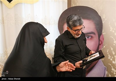دیدار دبیرکل نهاد کتابخانه های عمومی کشور با خانواده شهید مدافع حرم علی آقاعبدالهی