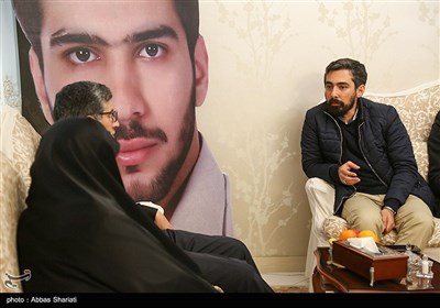 دیدار دبیرکل نهاد کتابخانه های عمومی کشور با خانواده شهید مدافع حرم علی آقاعبدالهی