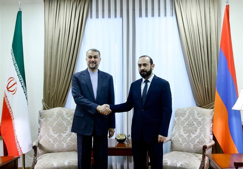وزیر الخارجیة الإیرانی یلتقی نظیره الأرمینی فی یریفان