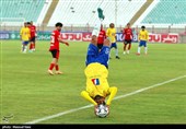 دیدار تیم های فوتبال تراکتور تبریز و صنعت نفت آبادان- عکس خب ...
