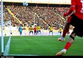 دیدار تیم های فوتبال تراکتور تبریز و صنعت نفت آبادان- عکس خب ...
