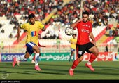 دیدار تیم های فوتبال تراکتور تبریز و صنعت نفت آبادان- عکس خب ...