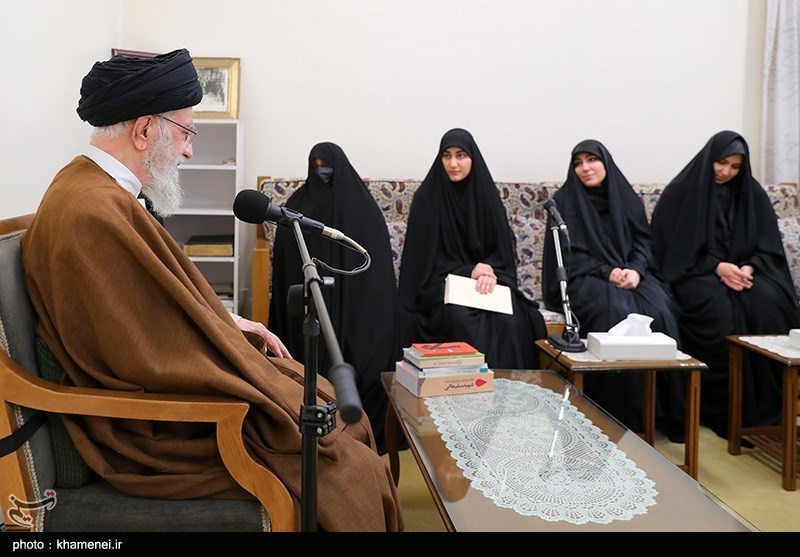 دیدار خانواده شهید سردار سلیمانی با رهبر معظم انقلاب- عکس خب ...