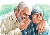 بوسه سردار دلها بر دستان مادر