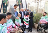 اهدای پیراهن تیم ملی بسکتبال با ویلچر به وزیر ورزش