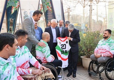  اهدای پیراهن تیم ملی بسکتبال با ویلچر به وزیر ورزش 