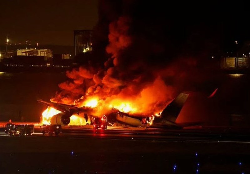 Passenger Jet Catches Fire at Tokyo&apos;s Haneda Airport (+Video)