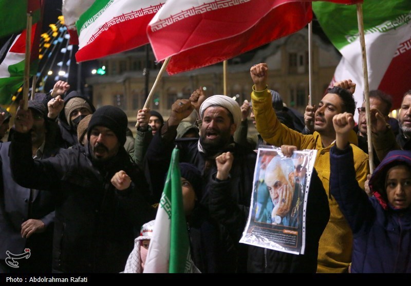 مردم خراسان جنوبی در محکومیت انفجار تروریستی کرمان راهپیمایی می‌کنند