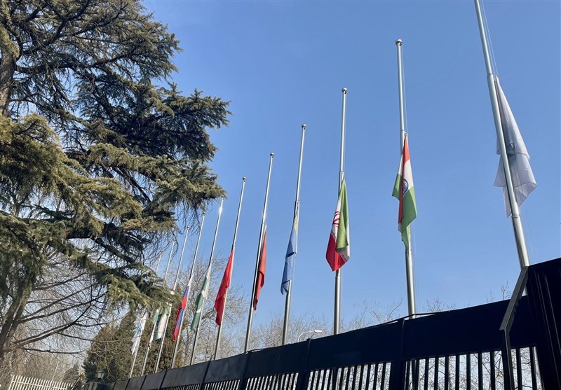 پرچم کشورهای عضو سازمان شانگهای به منظور همدردی با ایران نیمه برافراشته شد