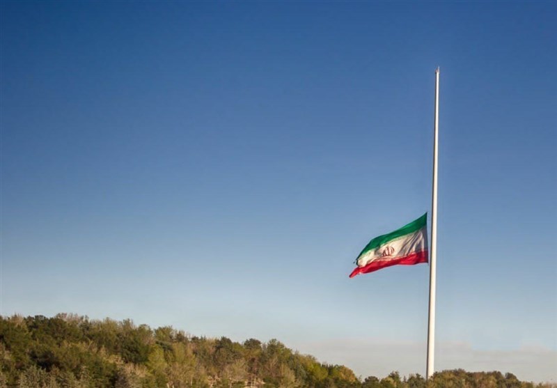 بزرگترین پرچم ایران نیمه برافراشته شد
