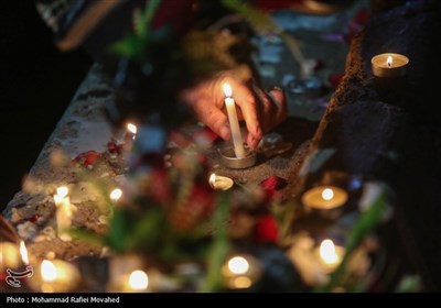 جمعی از مردم شهید پرور شب جمعه در محل انفجار تروریستی روز گذشته گلزار شهدای کرمان حاضر شدند و با روشن کردن شمع و گلباران محل شهادت پاره‌های تن خود، یاد و خاطره قربانیان این اقدام وحشیانه را گرامی داشتند.