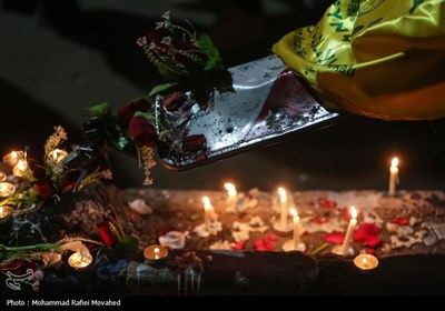 جمعی از مردم شهید پرور شب جمعه در محل انفجار تروریستی روز گذشته گلزار شهدای کرمان حاضر شدند و با روشن کردن شمع و گلباران محل شهادت پاره‌های تن خود، یاد و خاطره قربانیان این اقدام وحشیانه را گرامی داشتند.