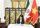 امضای دفتر یادبود شهدای کرمان توسط معاون وزیر خارجه ویتنام