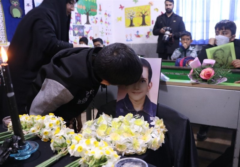 تصاویر/ ۲۳ دانش آموز شهید غایب کلاس های درس امروز