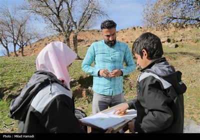 ماجرای این گزارش، روایتی از فداکاری،دلسوزی، سخت کوشی معلمی است که در محرومترین و حاشیه‌ترین نقطه سردشت شهرستان دزفول است با عشق به دانش آموزان درس می دهد