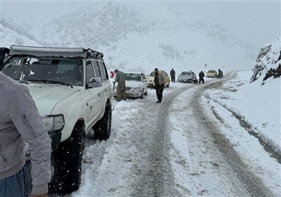 گرفتاری خودروها در محورهای مواصلاتی کردستان در پی بارش برف