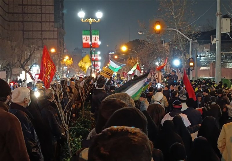 تجمع دانشجویان و مردم تهران در مقابل سفارت انگلیس + تصاویر