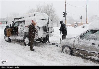  بارش برف و باران در جاده‌های ۸ استان/ محور اردبیل-آستارا مسدود شد 