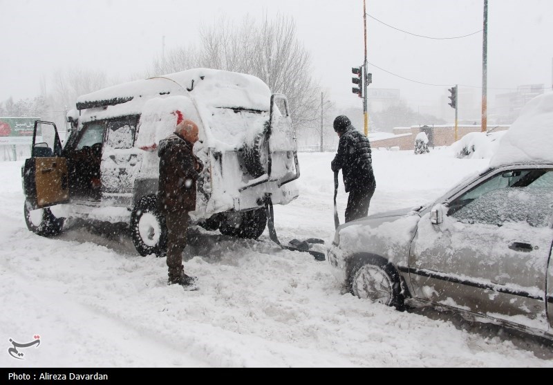 بارش برف و باران در جاده‌های 8 استان/ محور اردبیل-آستارا مسدود شد