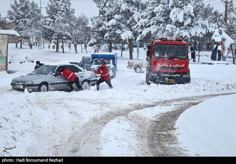بارش شدید برف در گردنه حیران/ 150 مسافر گرفتار در برف ‌اسکان داده شدند + فیلم