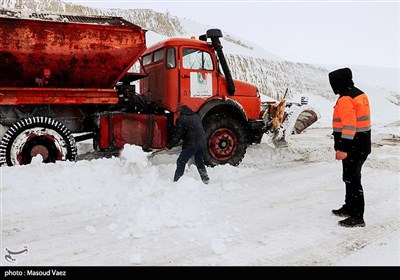 بارش برف در نقاط مختلف آذربایجان‌غربی/ مدارس برخی مناطق تعطیل شد 