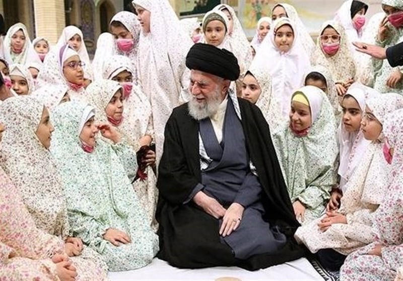 روایت دیدار دختر شهید عبدالمهدی کاظمی با امام خامنه‌ای/ &quot;آقا مثل بابا بود&quot;