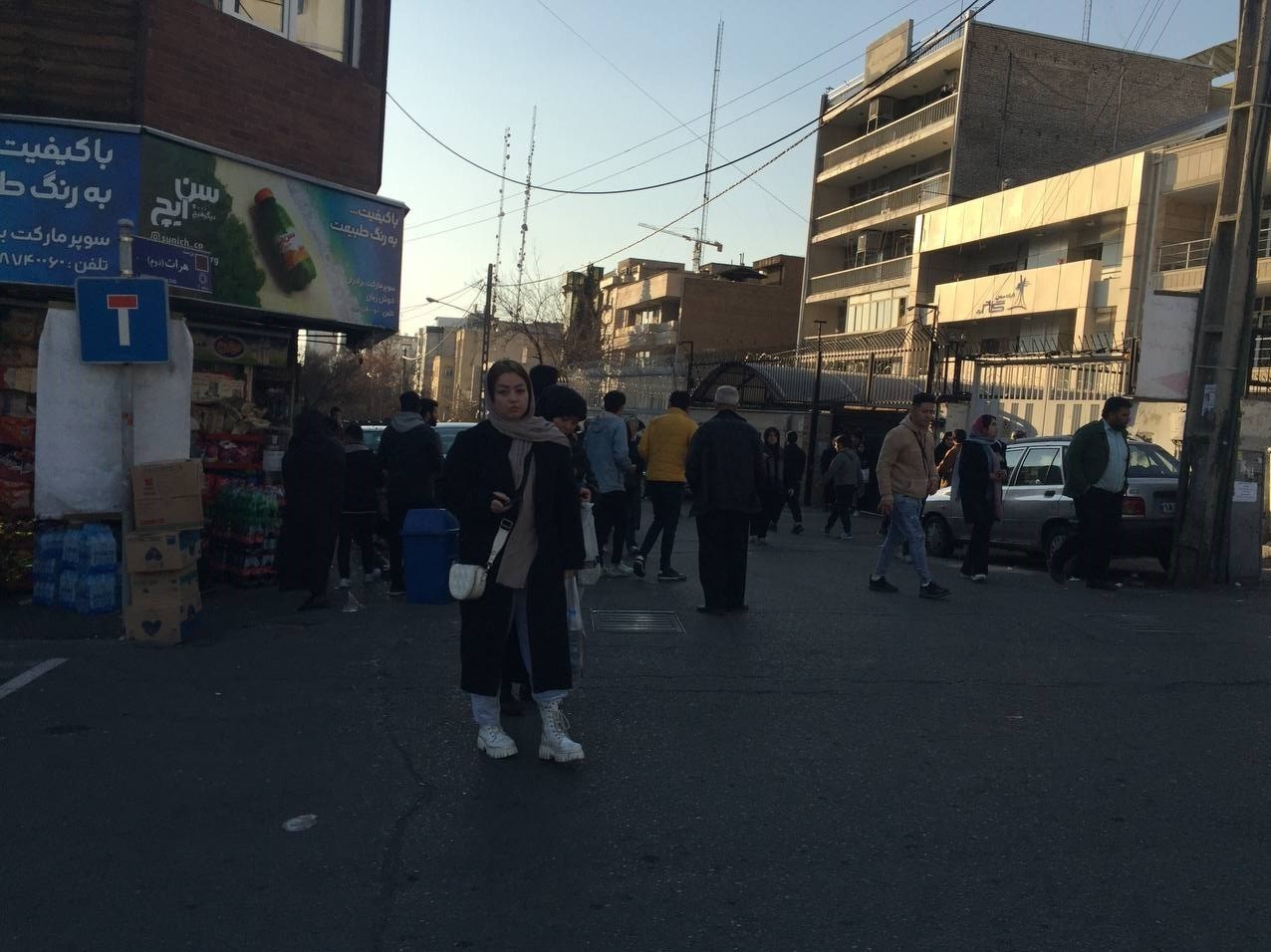 راز شلوغی آزاردهنده خیابان پاکستان چیست؟/ آشفته‌بازار جلوی سفارت افغانستان در تهران - بلادنیوز