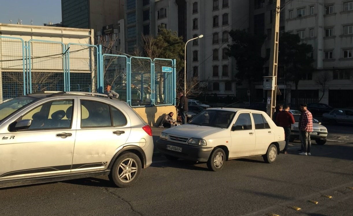 راز شلوغی آزاردهنده خیابان پاکستان چیست؟/ آشفته‌بازار جلوی سفارت افغانستان در تهران - بلادنیوز