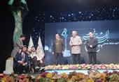 چهل و دومین جشنواره تئاتر فجر آغاز شد / نشان هنری درجه یک برای هنرمندان