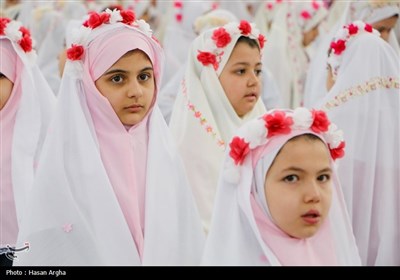 جشن تکلیف دو هزار نفری دانش آموزان دختر زنجانی