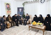 حضور استاندار مازندران در منزل شهید مدافع حرم در روز پدر