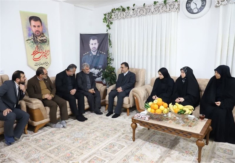 حضور استاندار مازندران در منزل شهید مدافع حرم در روز پدر