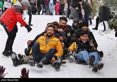 شادی مردم تبریز بعد از بارش برف