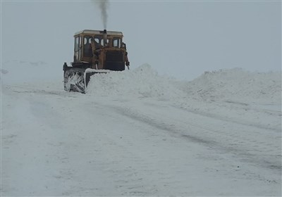  برف محور ارتباطی ۱۶۰ روستای لرستان را مسدود کرد 