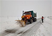 بارش سنگین برف در محورهای 3 شهرستان لرستان/ گردنۀ «گله‌بادوش» الیگودرز مسدود شد