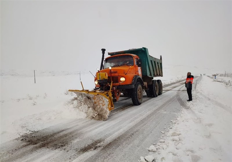 50 خودرو گرفتار در برف توسط راهداری کاشان امدادرسانی شد