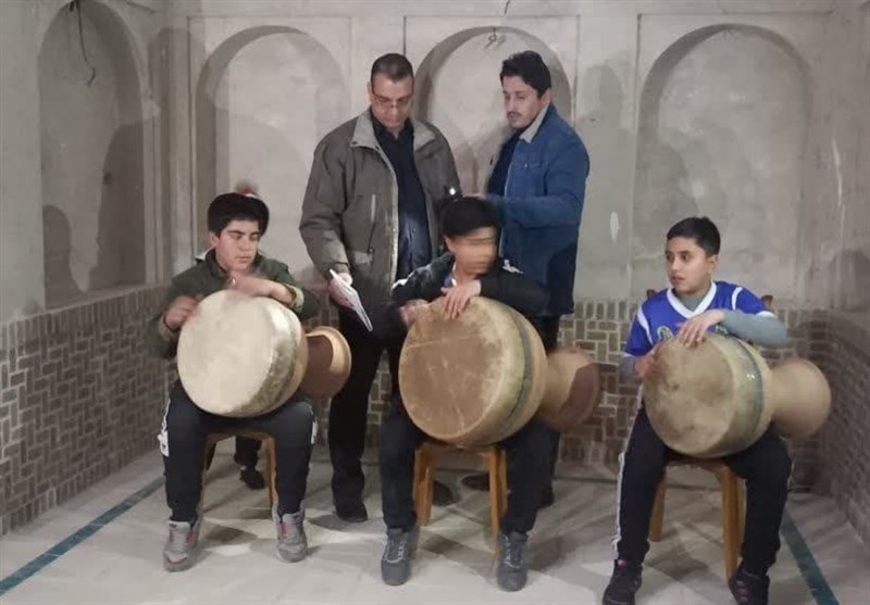 صدای ضرب بعد از300 سال در زورخانه تاریخی چارمیل اردستان به صدا درآمد