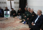 دیدار استاندار بوشهر با خانواده سرباز شهید مدافع امنیت/ دستگاه قضا با قاتل قاطعانه برخورد کند