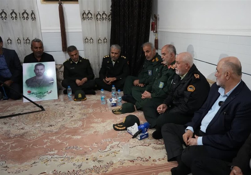 دیدار استاندار بوشهر با خانواده سرباز شهید مدافع امنیت/ دستگاه قضا با قاتل قاطعانه برخورد کند
