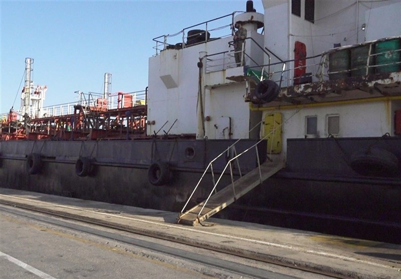 Задержание иностранного судна с 2 миллионами литров контрабандного дизельного топлива в Персидском заливе/ КСИ арестовал 14 членов экипажа