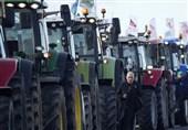 تداوم اقدامات کشاورزان خشمگین فرانسوی در قطع دسترسی‌ها به پاریس