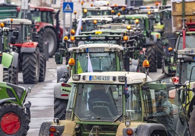 تداوم اعتراضات تراکتوری کشاورزان آلمانی در اشتوتگارت/ کشاورزان لهستان و رومانی هم اعتراض کردند